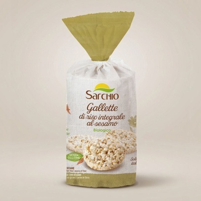 Pacote de bolachas de arroz integral com sésamo da marca Sarchio