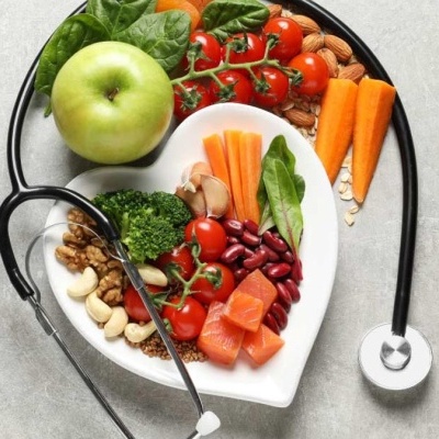 Prato em forma de coração com alimentos saudáveis e estetoscópio