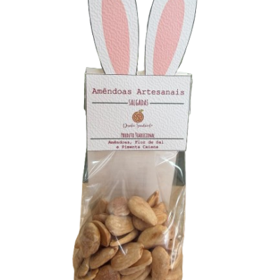 Pacote de amêndoas artesanais salgadas com etiqueta ilustrada e texto em português