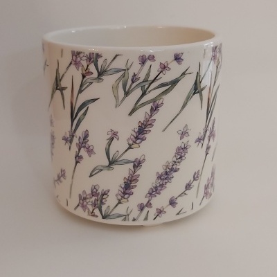 Copo de cerâmica branco com padrão floral lilás e verde