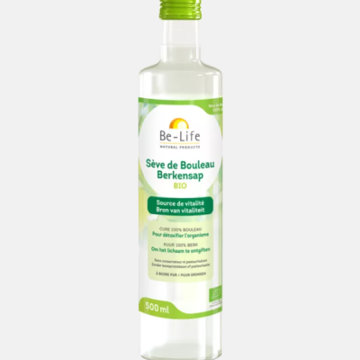Garrafa transparente de 500 ml com rótulo branco e verde de seiva de bétula Biológica Be-Life.