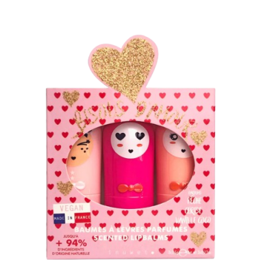 Conjunto de três bálsamos labiais coloridos em caixa rosa decorada com corações vermelhos e dourados