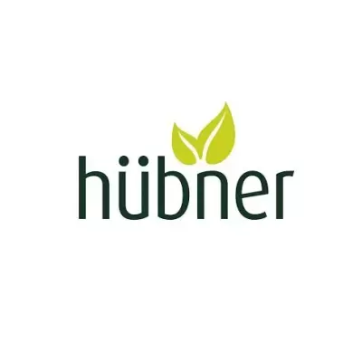 Logótipo preto da palabra 'hübner' com duas folhas verdes sobre a letra 'n'