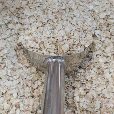 Colher metálica com flocos de aveia