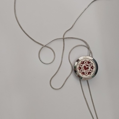 Colar prateado com padrão floral vermelho e branco e corrente fina