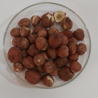 Recipiente de vidro com avelãs com casca castanha