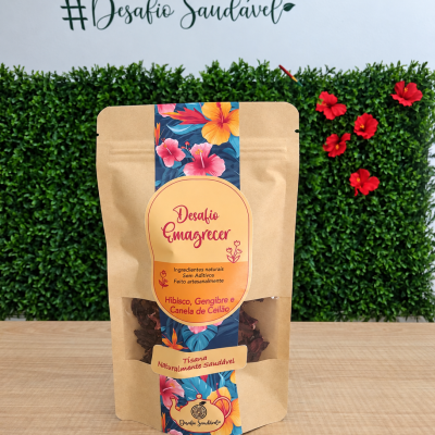 Embalagem de tisana natural com rótulo colorido e fundo de vegetação com flores