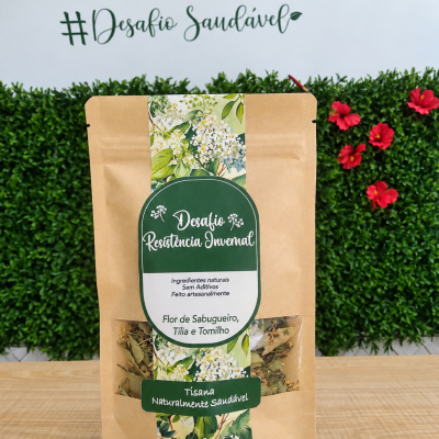 Pacote de tisana Desafio Resistência Invernal com embalagem kraft e rótulo verde e branco floral
