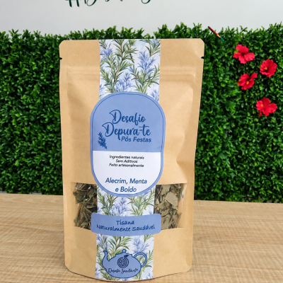 Embalagem de tisana natural com alecrim, menta e boldo sobre mesa de madeira