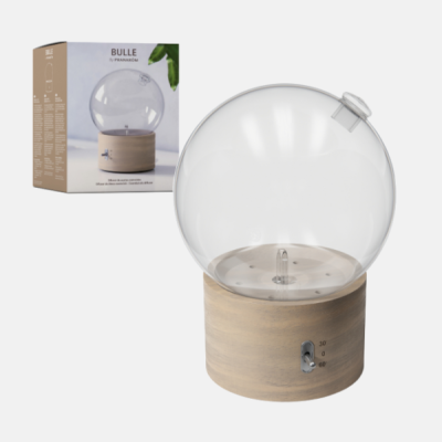 Difusor de ambiente com base em madeira e cúpula esférica transparente ao lado da embalagem