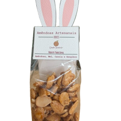 Pacote de amêndoas artesanais com etiqueta e orelhas de coelho