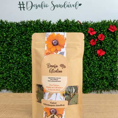 Embalagem de tisana com flores laranja e texto Desafio Alcalino