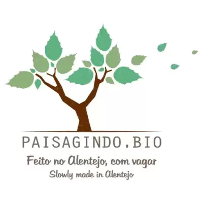 Logótipo com árvore verde e texto PAISAGINDO.BIO e Feito no Alentejo, com vagar Slowly made in Alentejo
