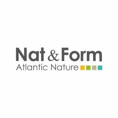 Logótipo Nat & Form Atlantic Nature com quatro quadrados coloridos