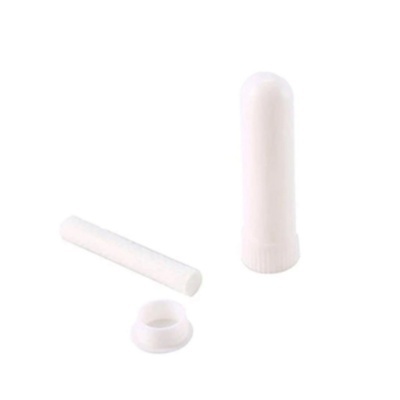 Três componentes plásticos brancos cilíndricos