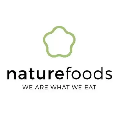 Logótipo verde e preto com texto naturefoods e slogan em inglês