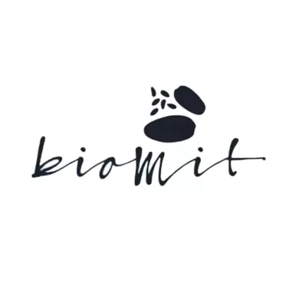 Logótipo 'biomit' com dois grãos grandes e sete pequenos pretos sobre fundo branco