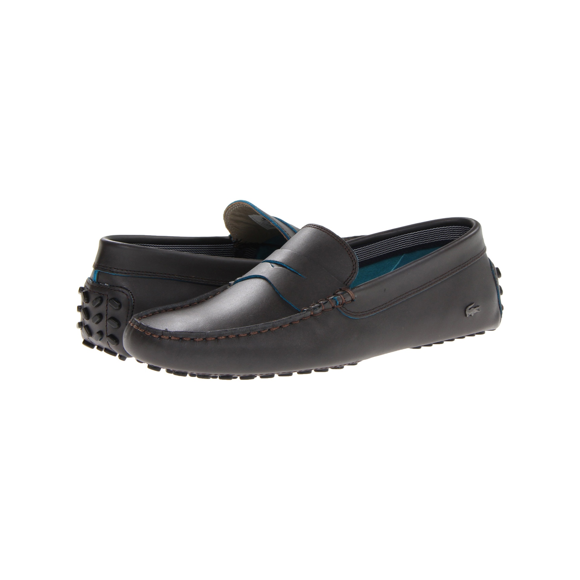 Sapatos mocassim masculinos em couro preto com costura visível e sola de borracha com relevos