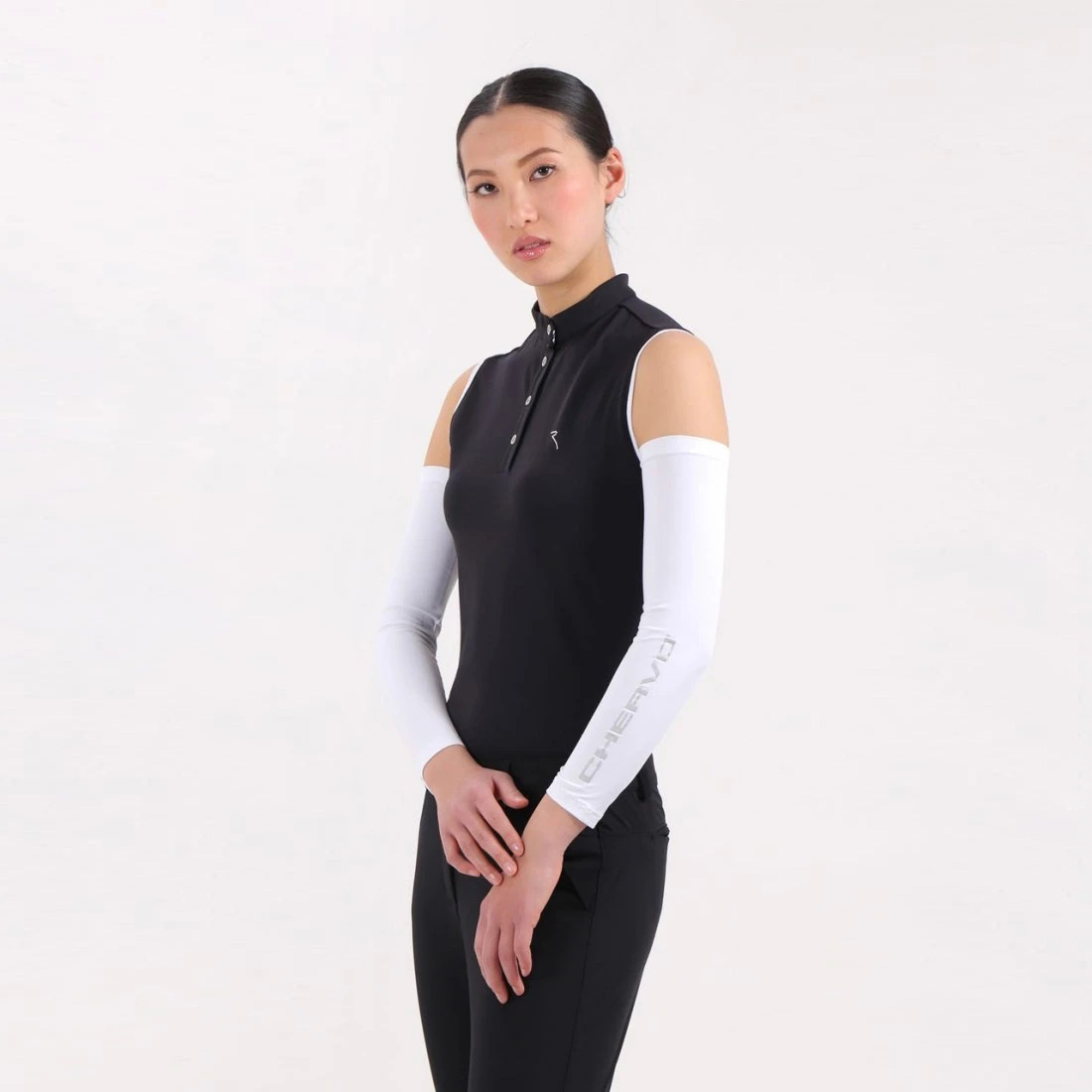 Modelo com camisa preta sem mangas e manguitos brancos com texto, fundo branco