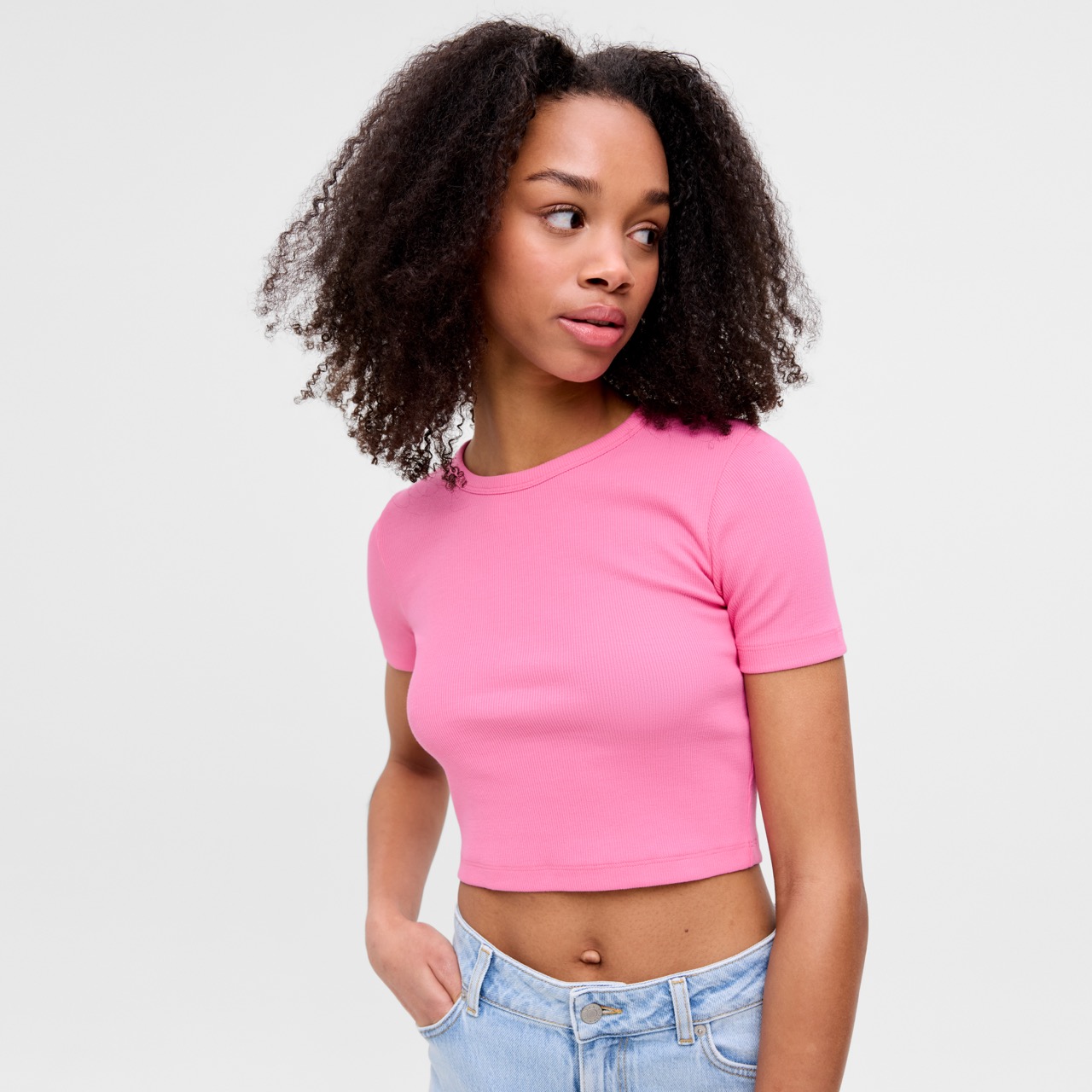 Top cropped rosa de manga curta com gola redonda