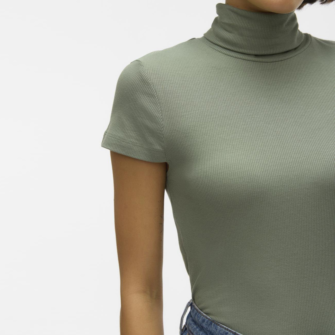 Camiseta verde clara de manga curta com gola alta e padrão canelado