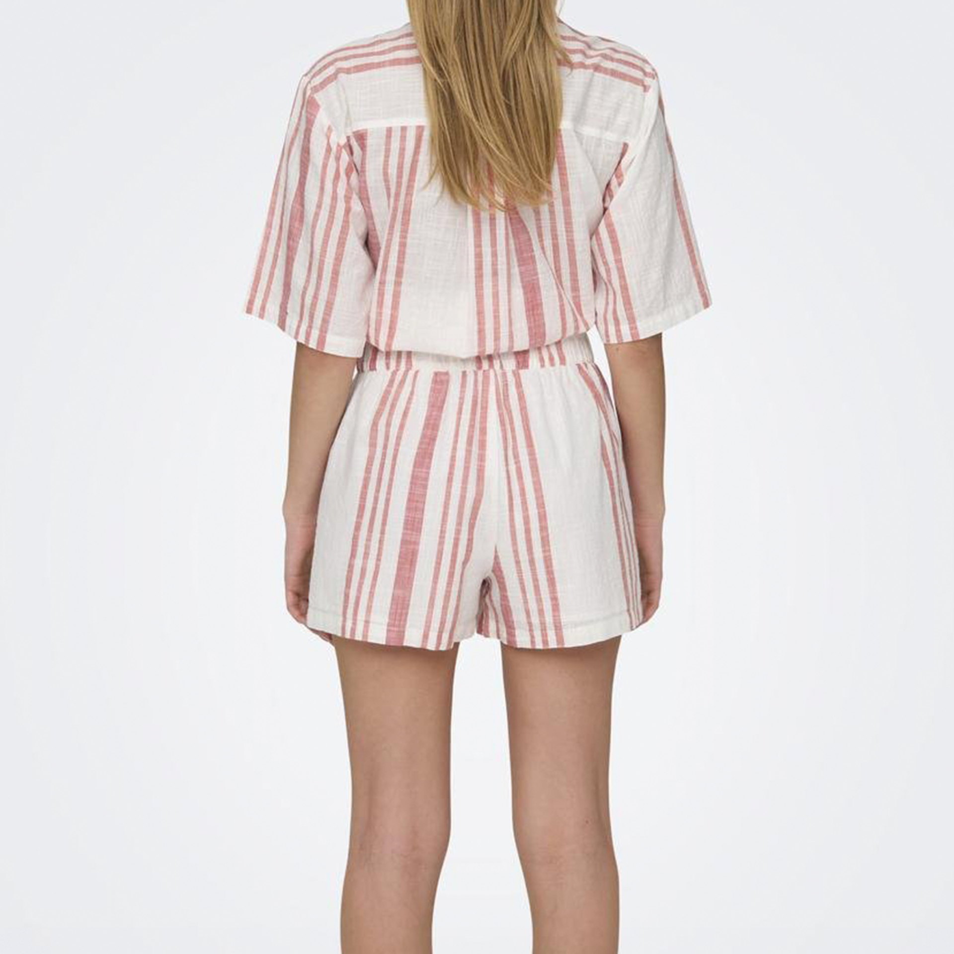 Conjunto feminino riscado branco e vermelho visto de costas com camisa de manga curta e calções