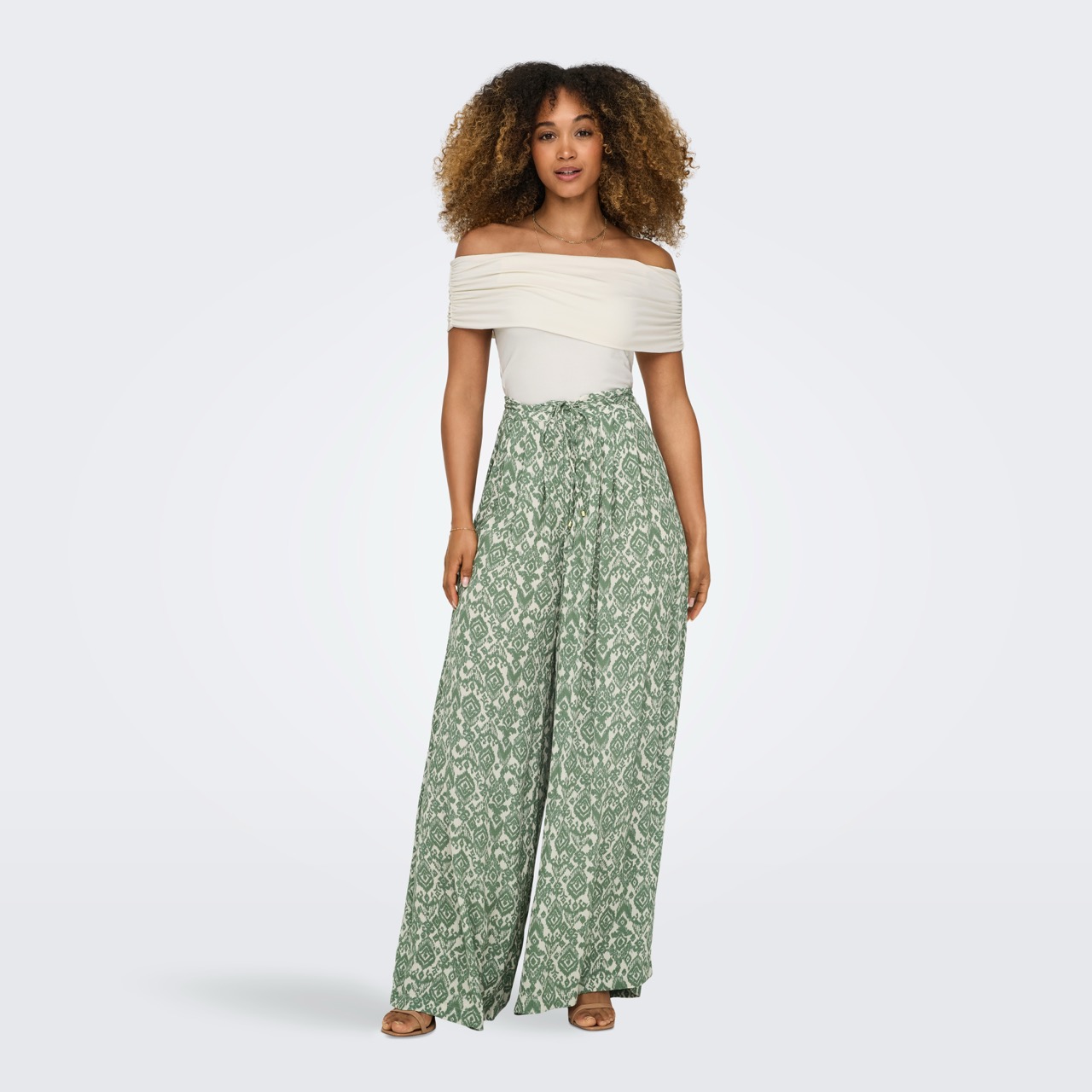 Calças florais verdes largas com top branco ombro a ombro
