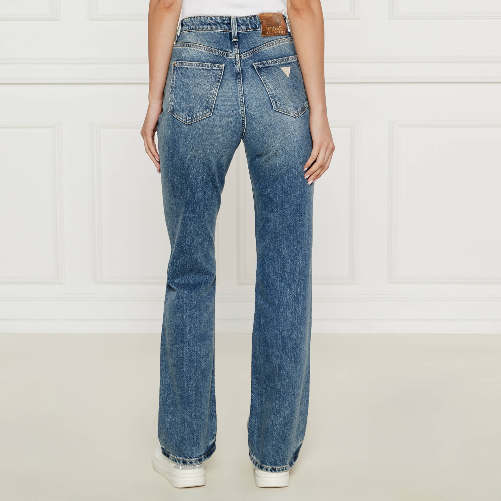 Calças de ganga azuis com etiqueta GUESS LOS ANGELES na parte traseira