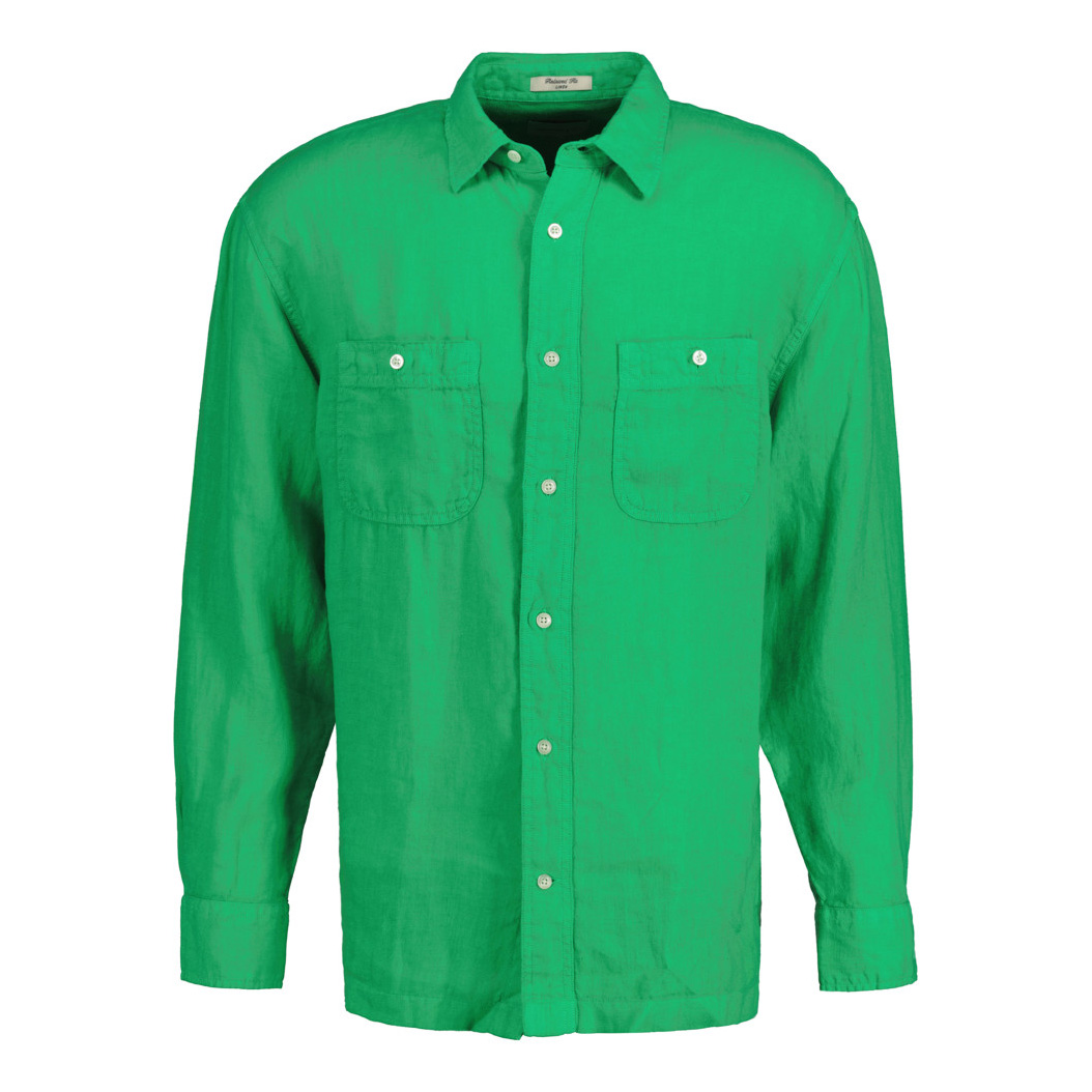 Camisa verde de manga comprida com dois bolsos e botões brancos