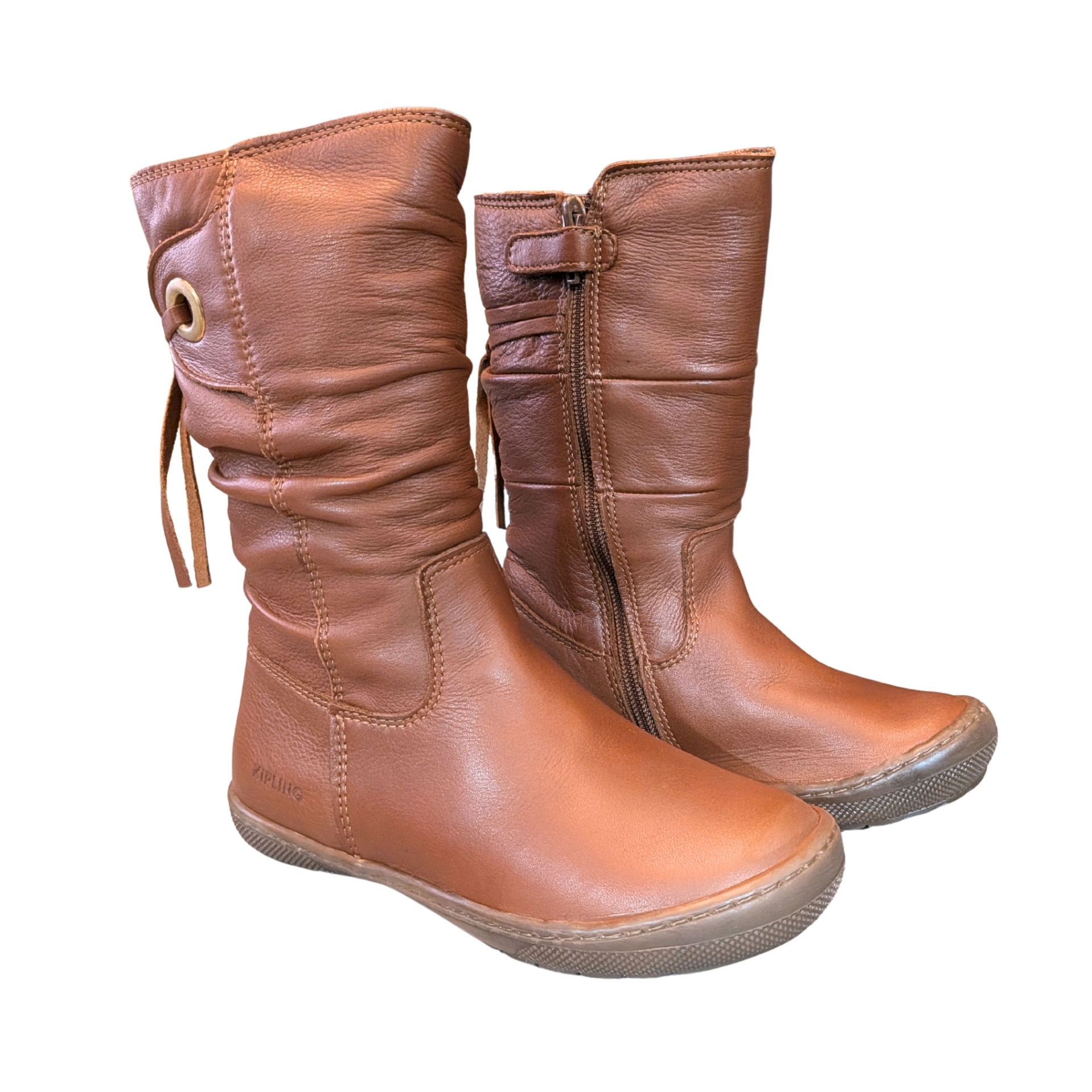 Botas castanhas de couro com fecho e laço