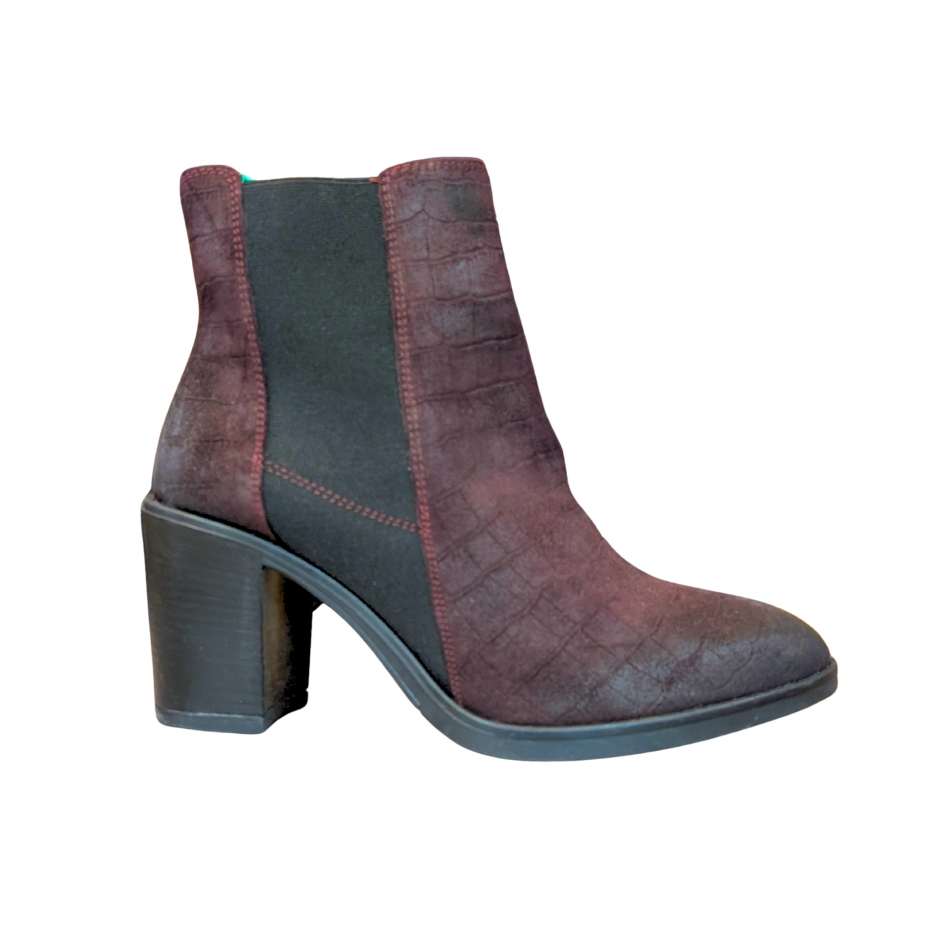 Botim feminino castanho escuro com padrão crocodilo e cunha preta.