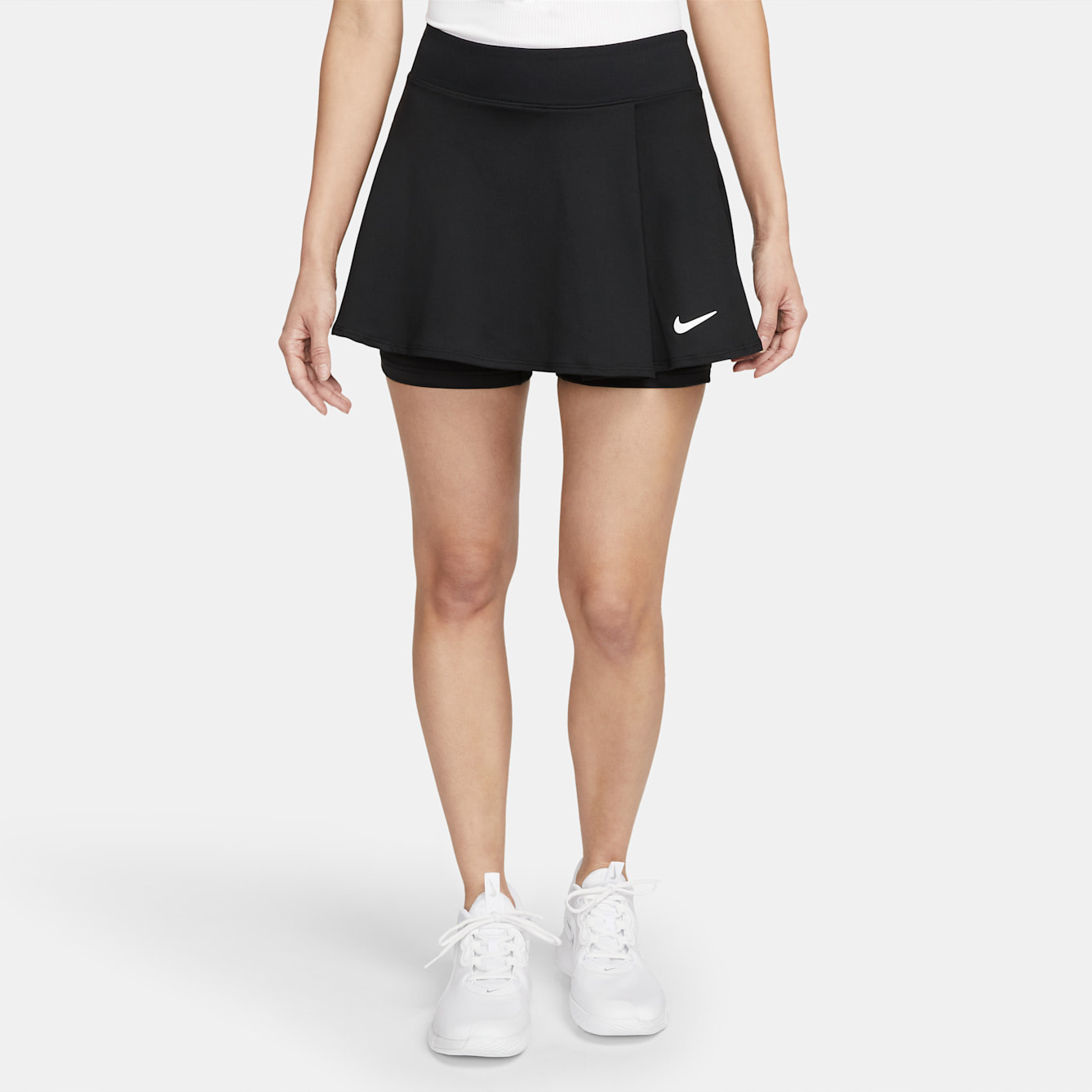 Saia preta desportiva com calções interiores e logótipo Nike