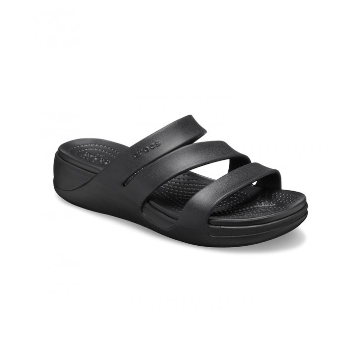Chinelo preto Crocs com três tiras largas e sola antiderrapante