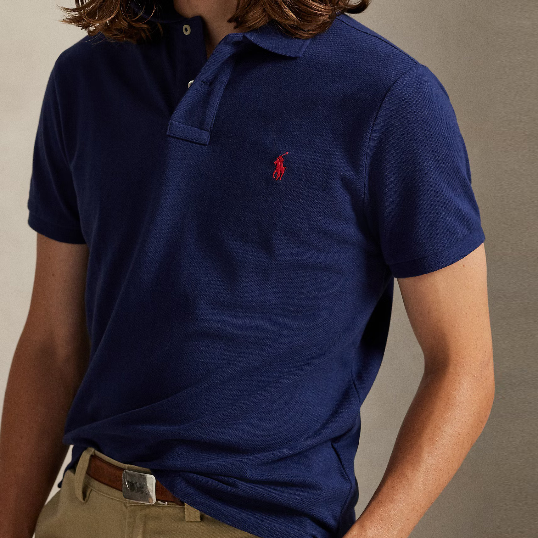 Polo azul escuro de manga curta com logo vermelho