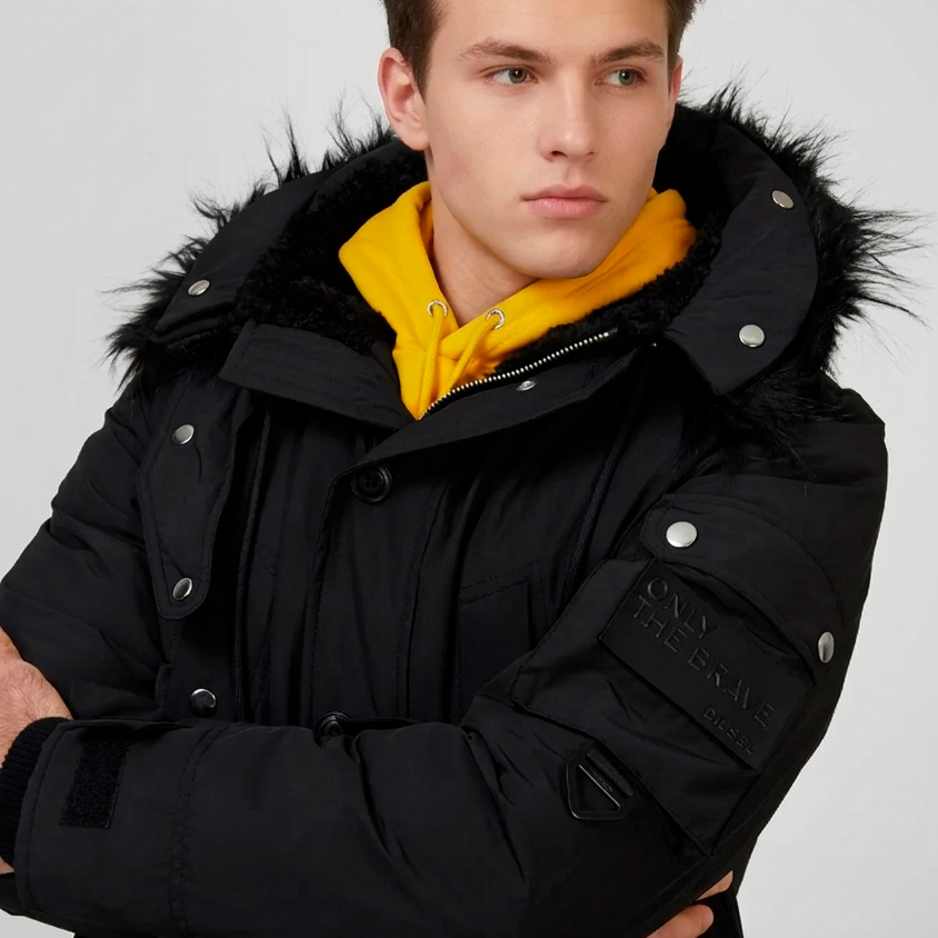 Casaco acolchoado preto com capuz de pelúcia e texto na manga