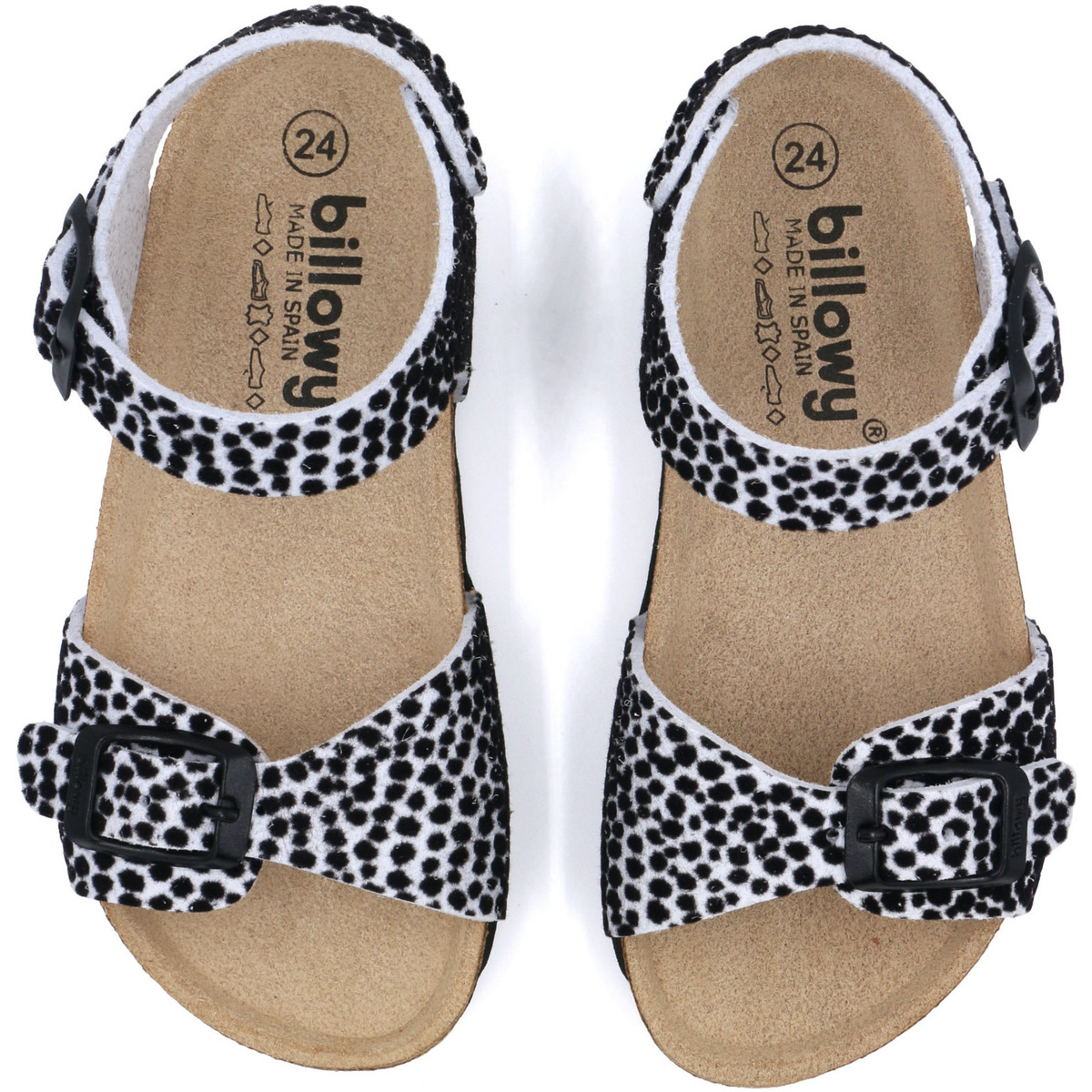 Sandálias de criança com estampado de bolinhas pretas e brancas e fivela preta.