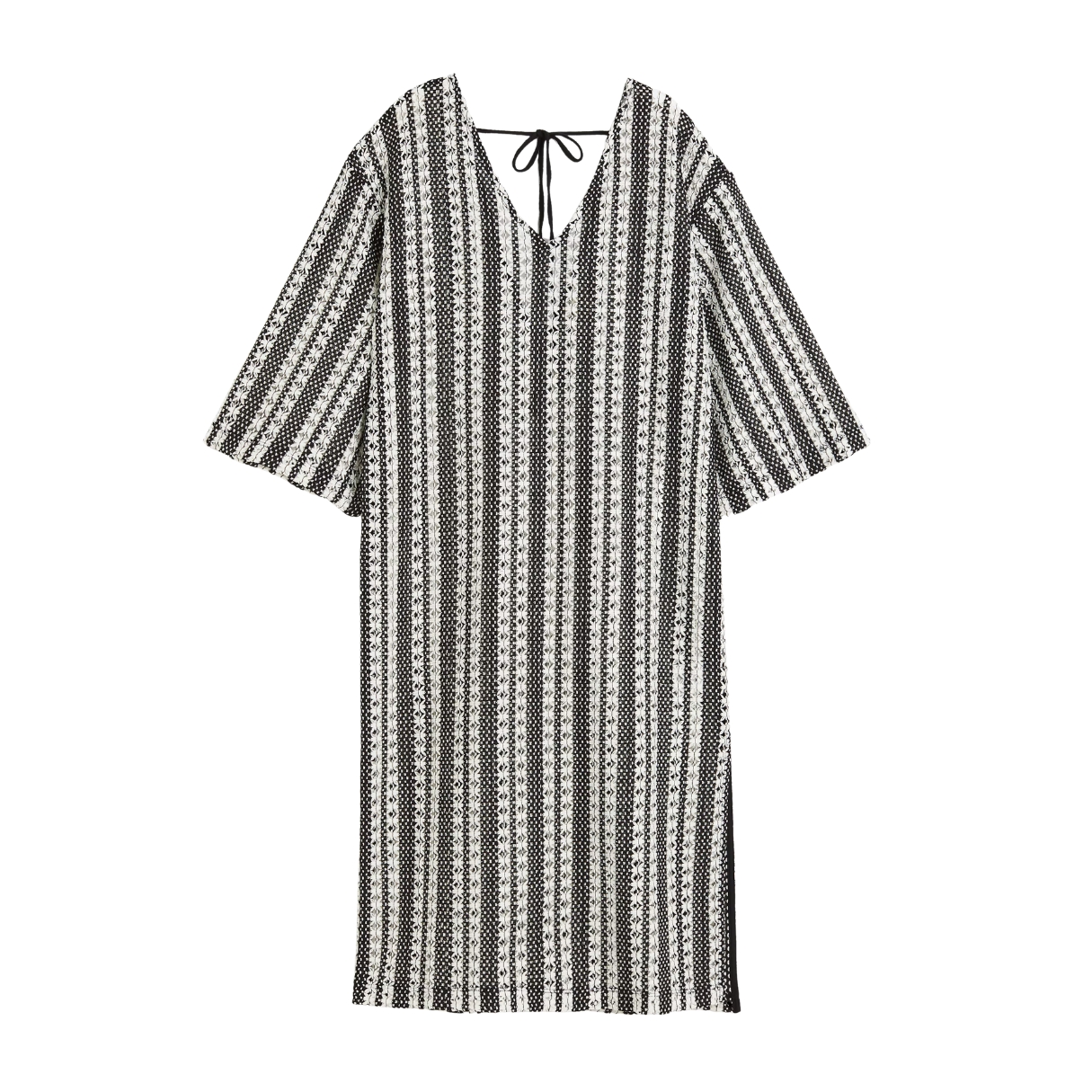 Vestido preto e branco com padrão listrado geométrico e laço no decote