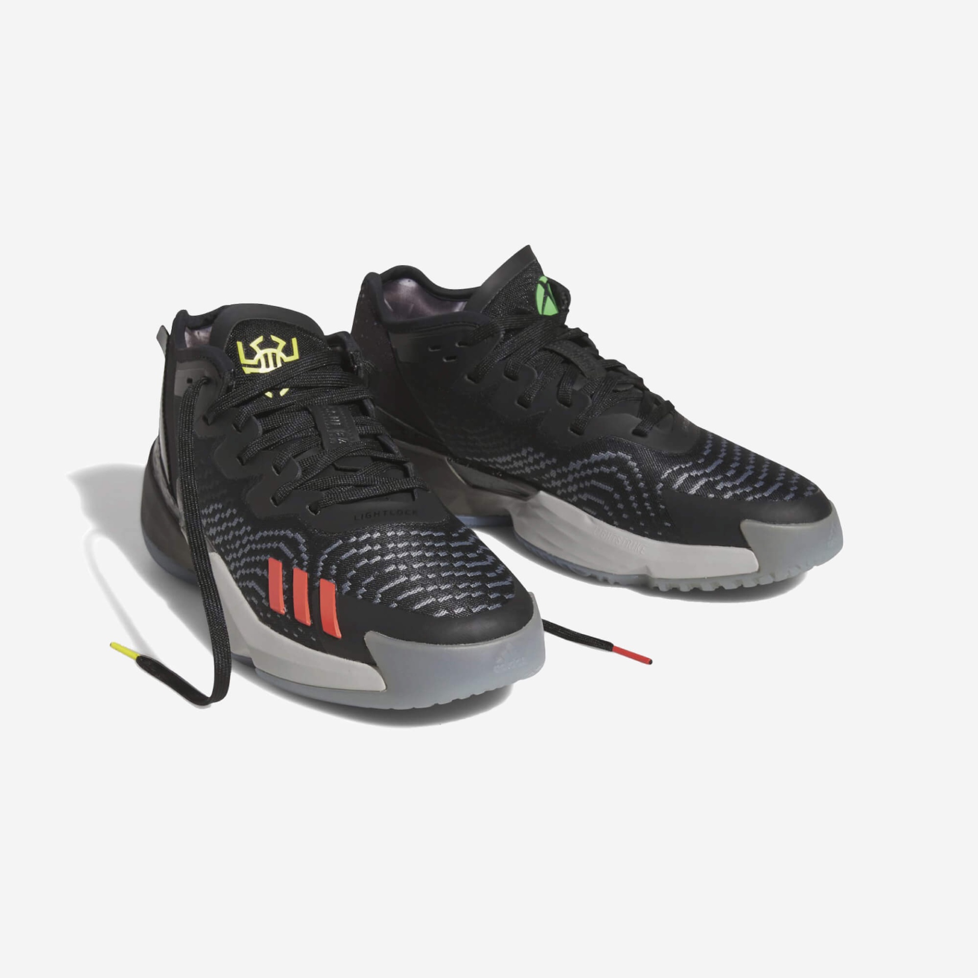 Ténis desportivos pretos com padrão cinza e detalhes vermelhos e verdes