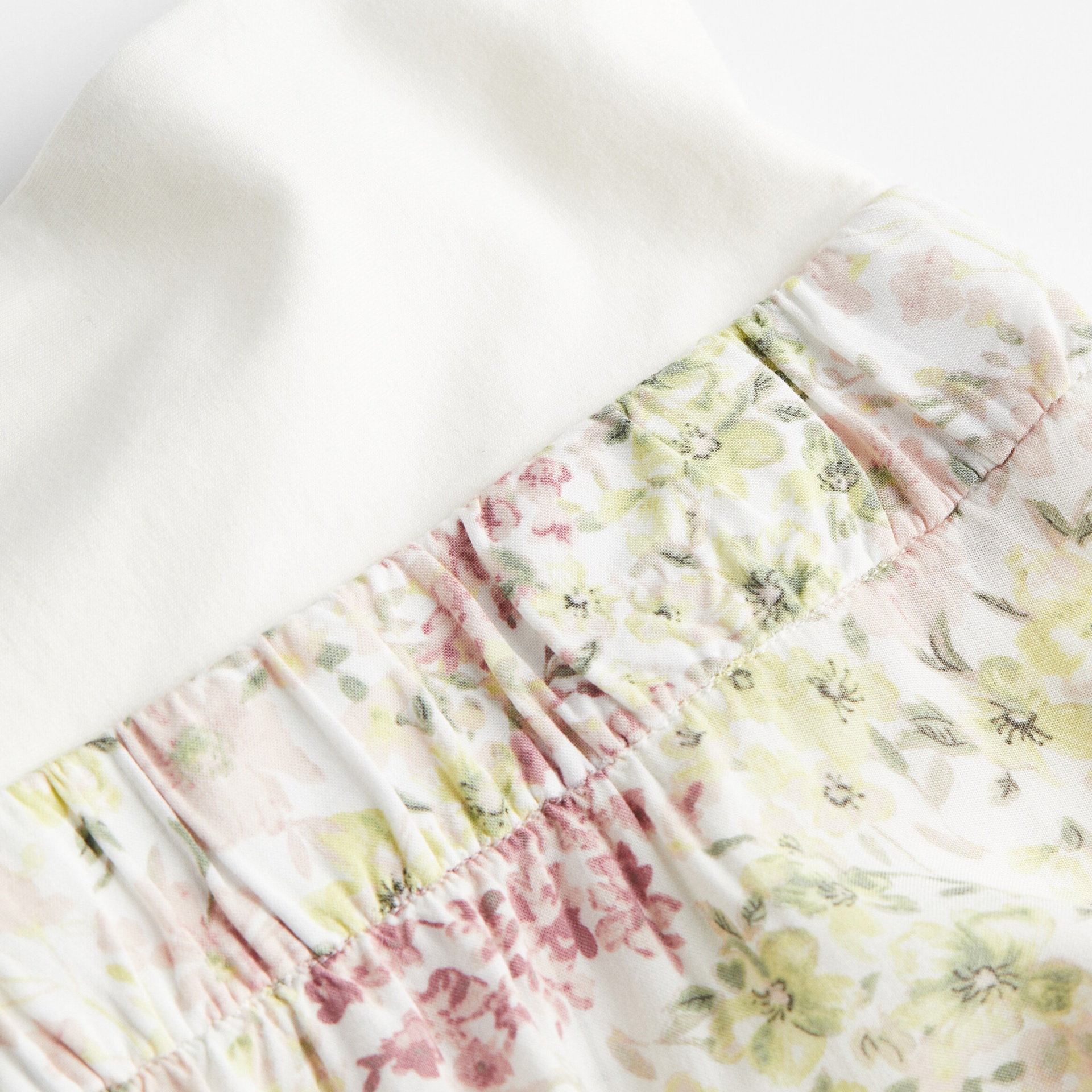 Tecido branco com estampa floral contra um fundo branco