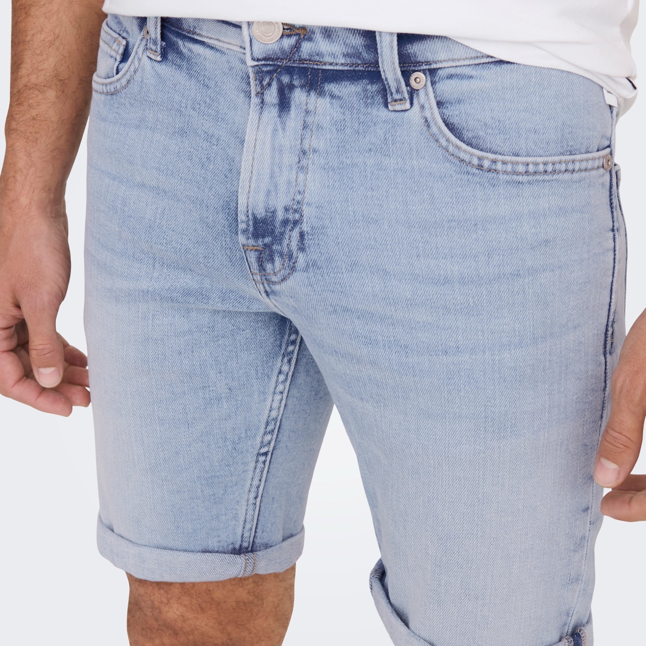 Calções de ganga azuis claros com bainhas dobradas e fecho de botão prateado