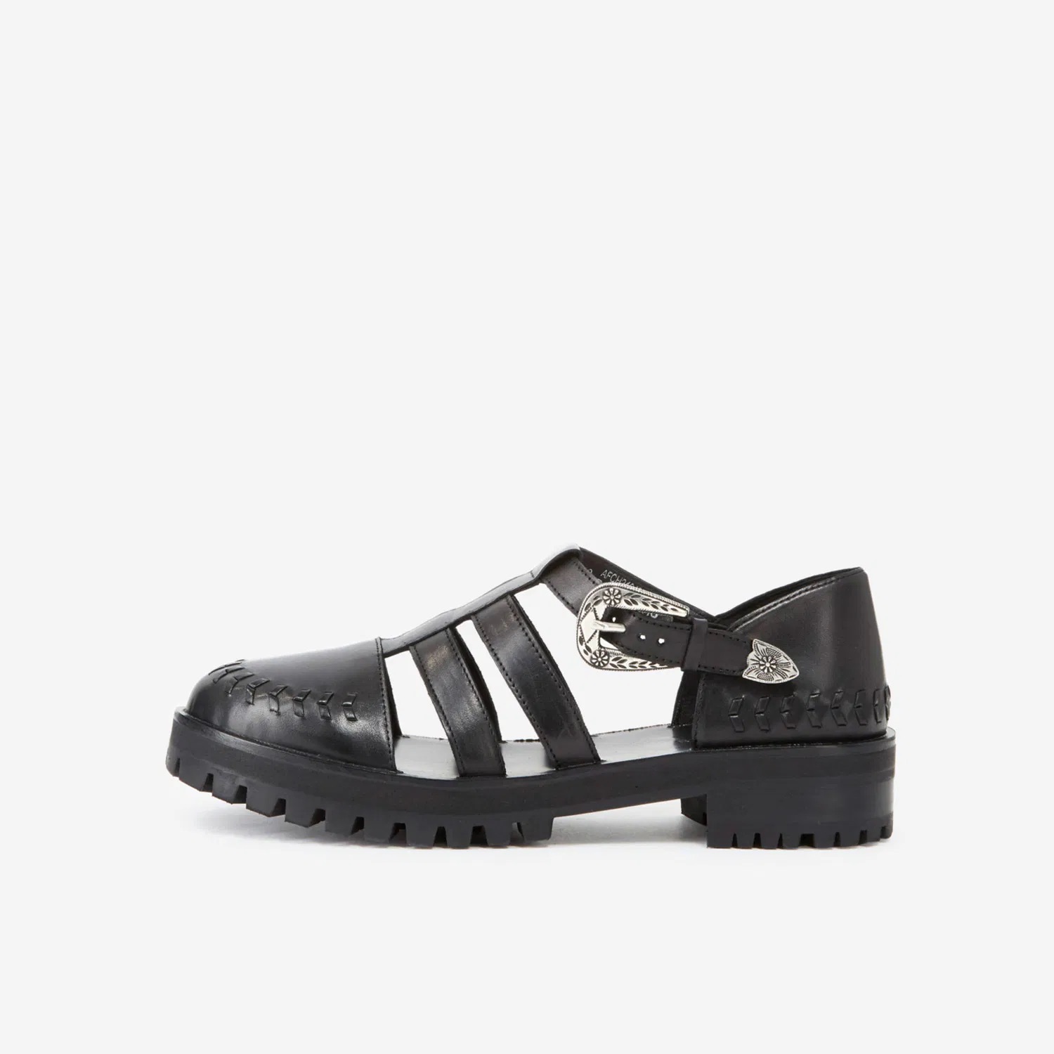 Sandália preta fechada em pele com fivela prateada e sola grossa preta