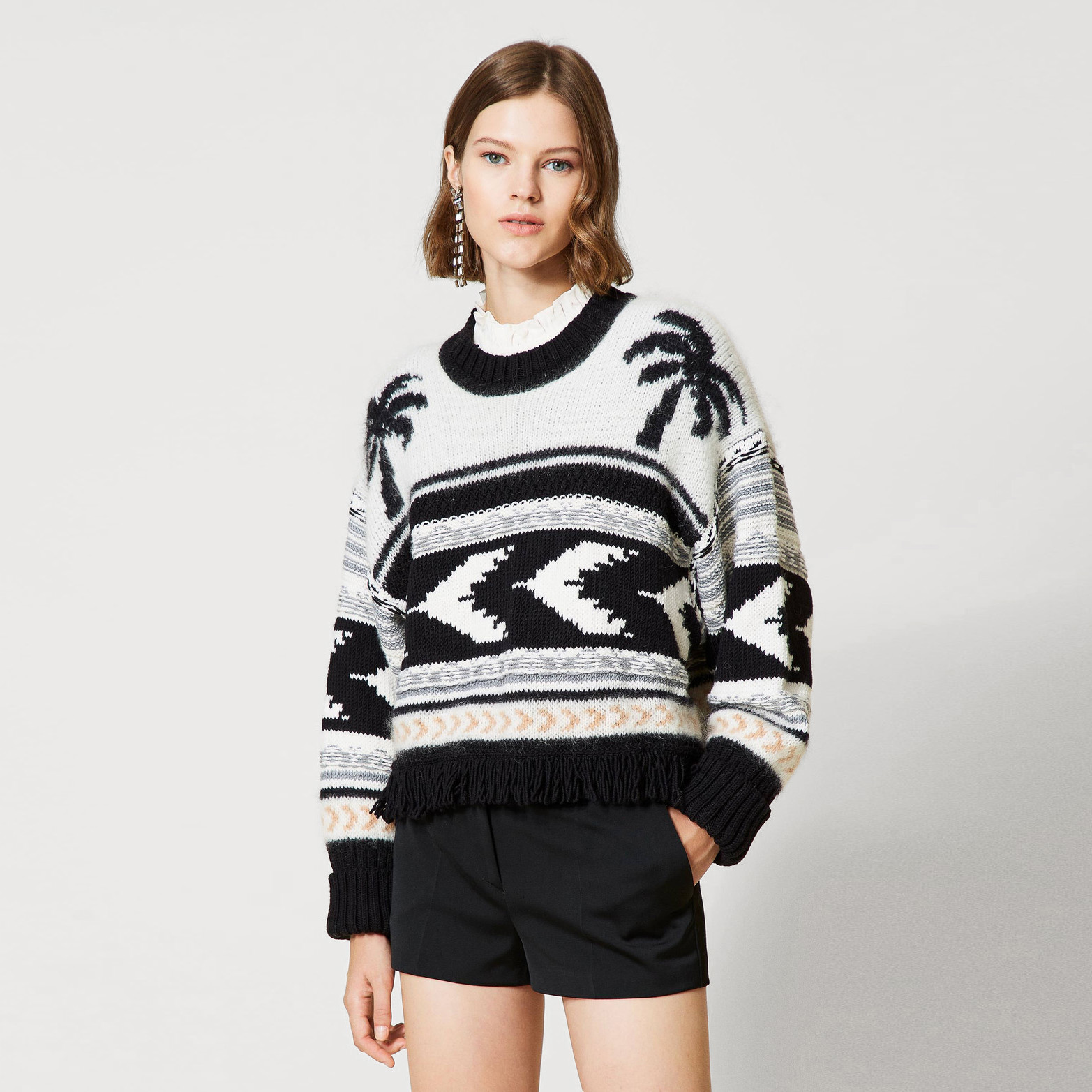 Camisola de malha com padrão preto, branco e bege com palmeiras e calções pretos