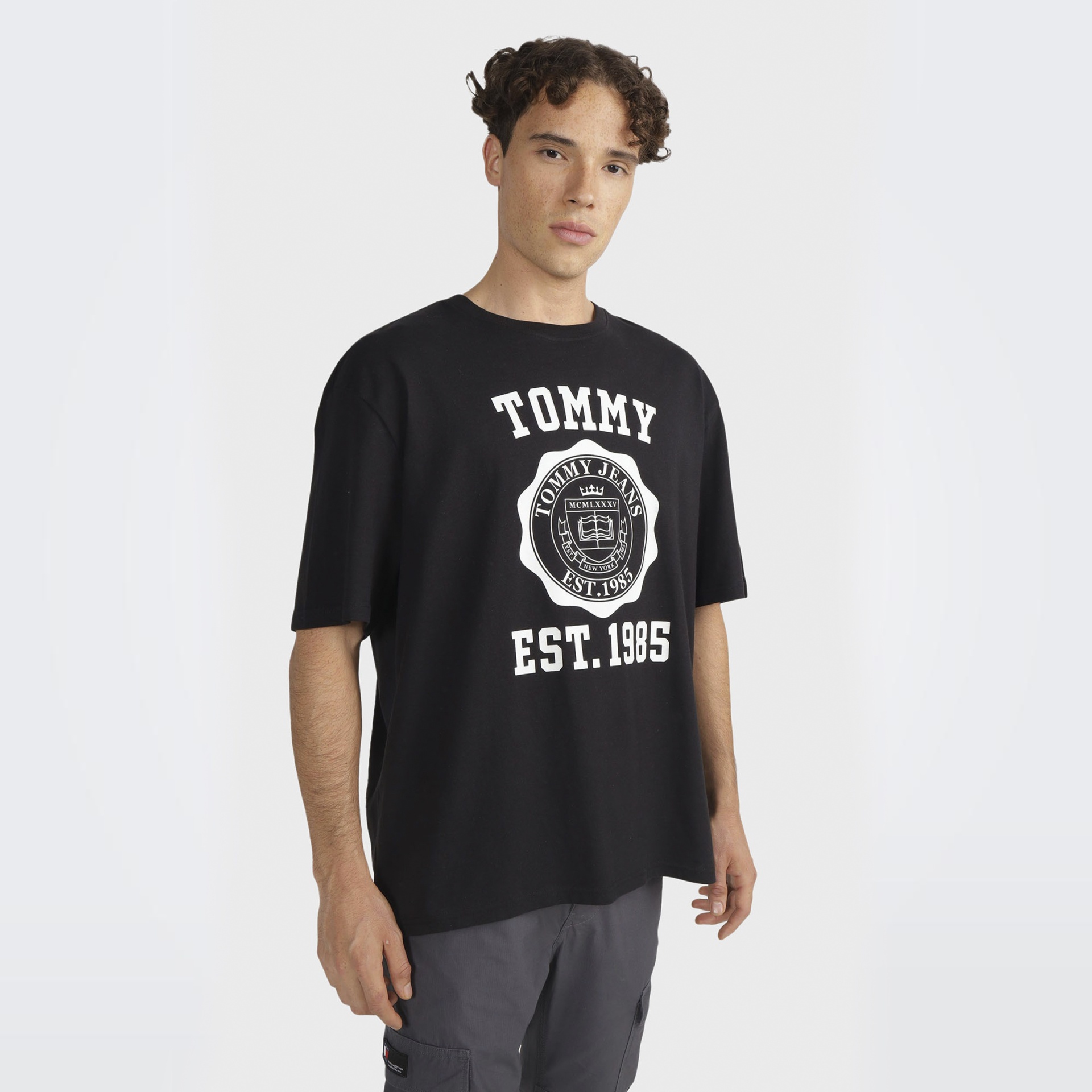 T-shirt preta de manga curta com estampado branco e texto TOMMY EST. 1985