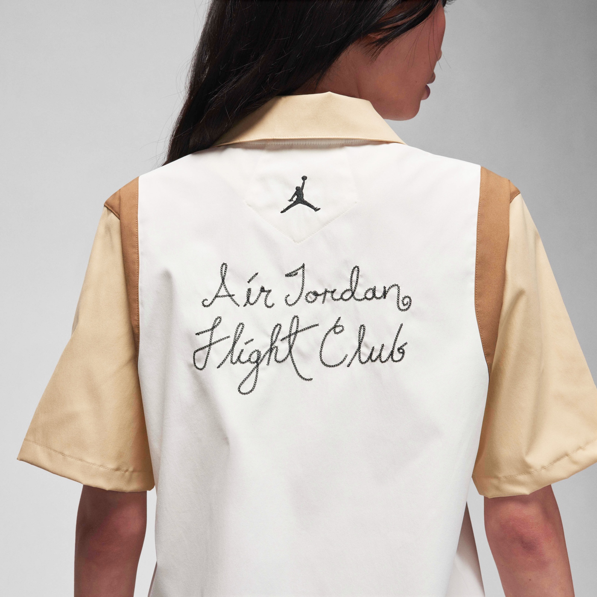 Camisa Air Jordan Flight Club com bordado nas costas em bege e branco