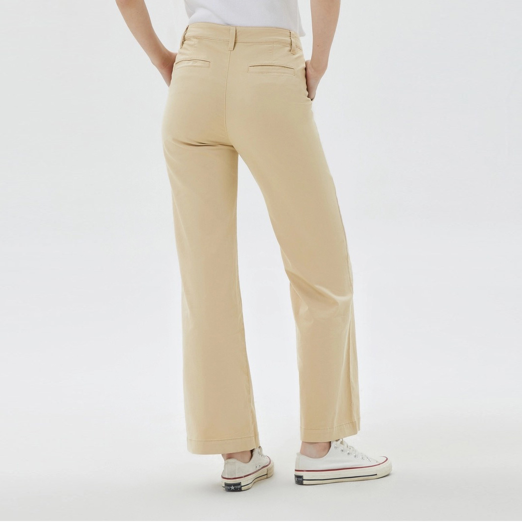Calças bege de tecido liso com corte reto e ténis brancos