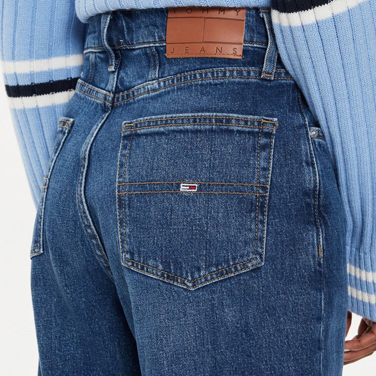 Calças de ganga azuis escuras com etiqueta TOMMY JEANS e bolso com logo Tommy Hilfiger