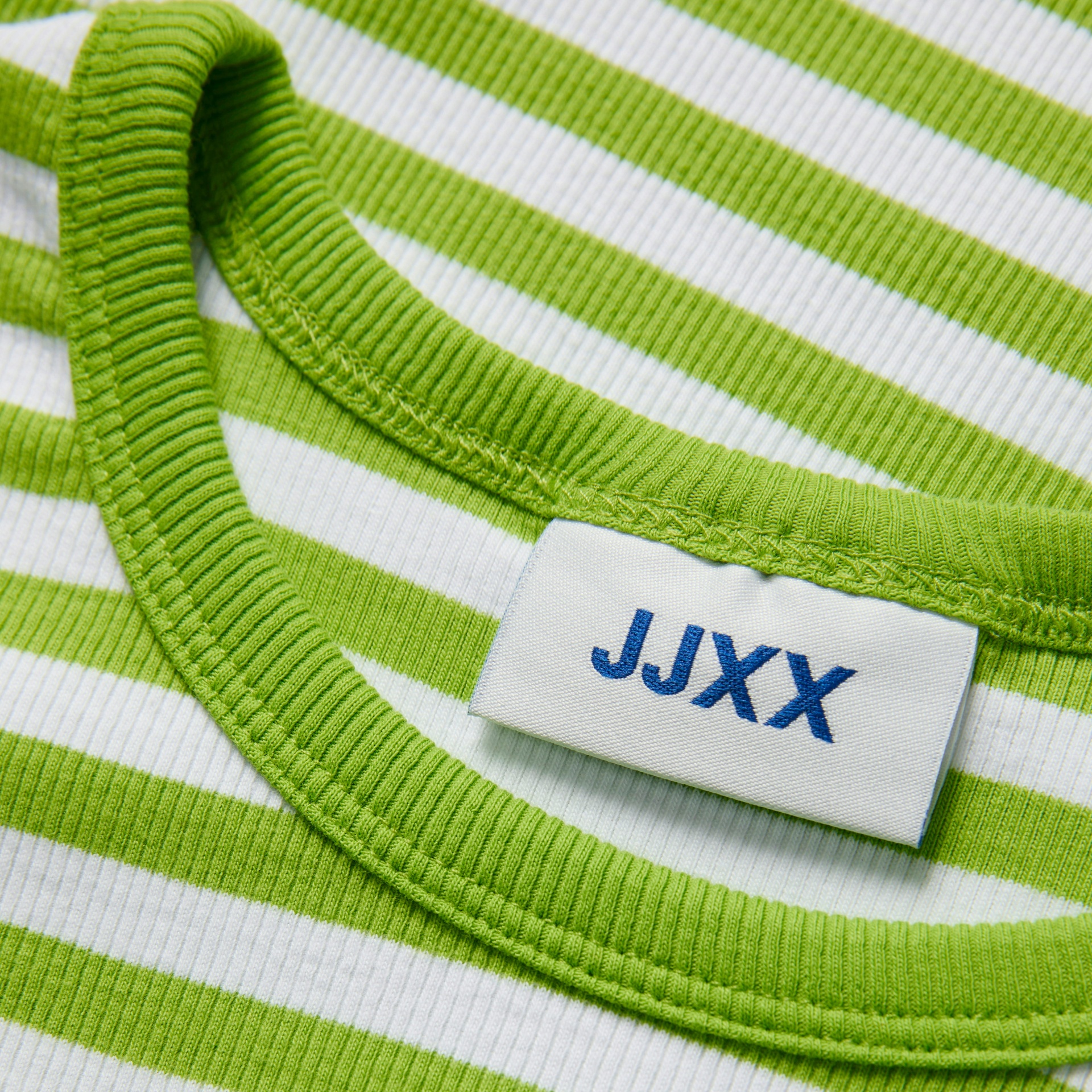Gola de t-shirt verde às riscas brancas com etiqueta JJXX