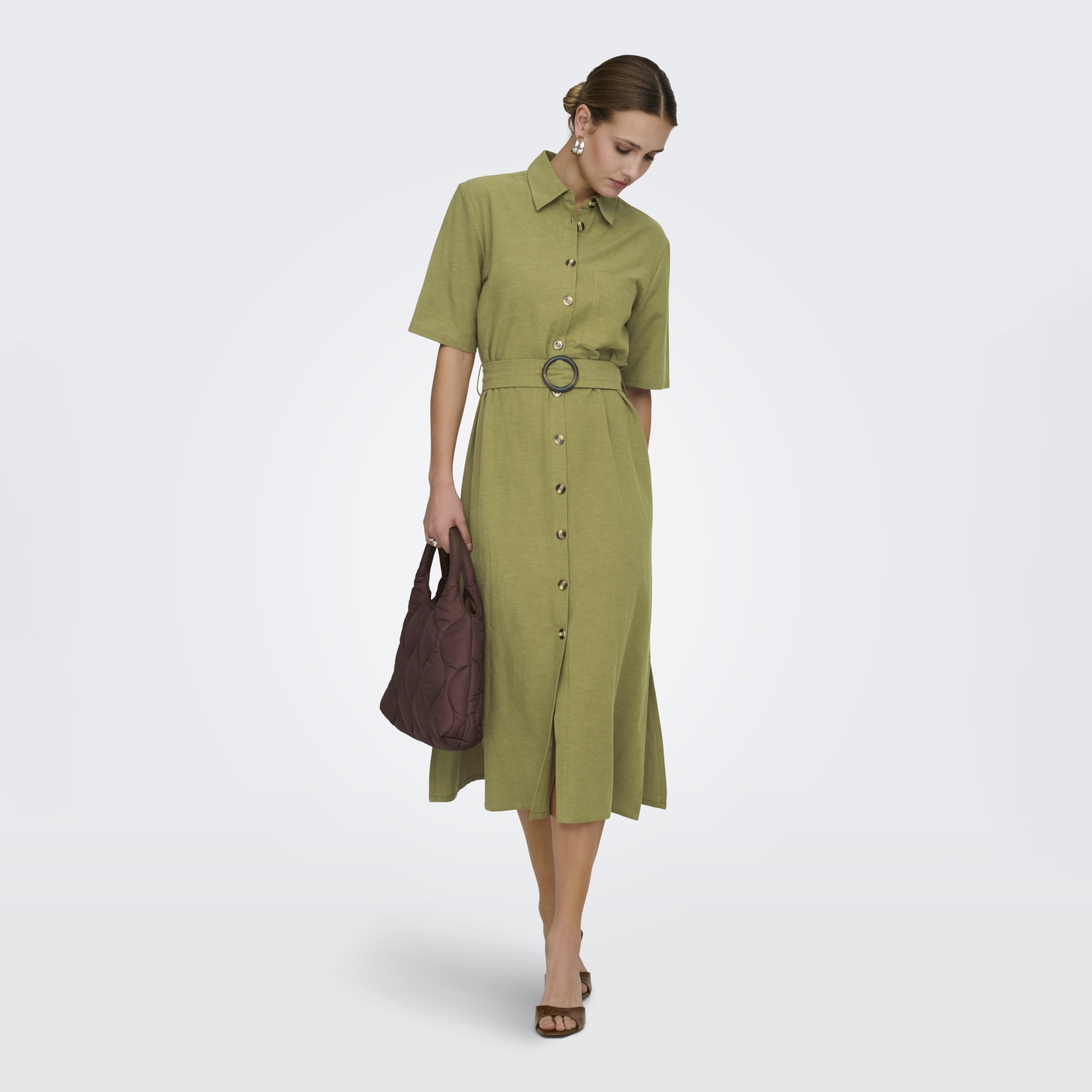 Vestido verde com botões e cinto, bolsa castanha acolchoada e sandálias castanhas