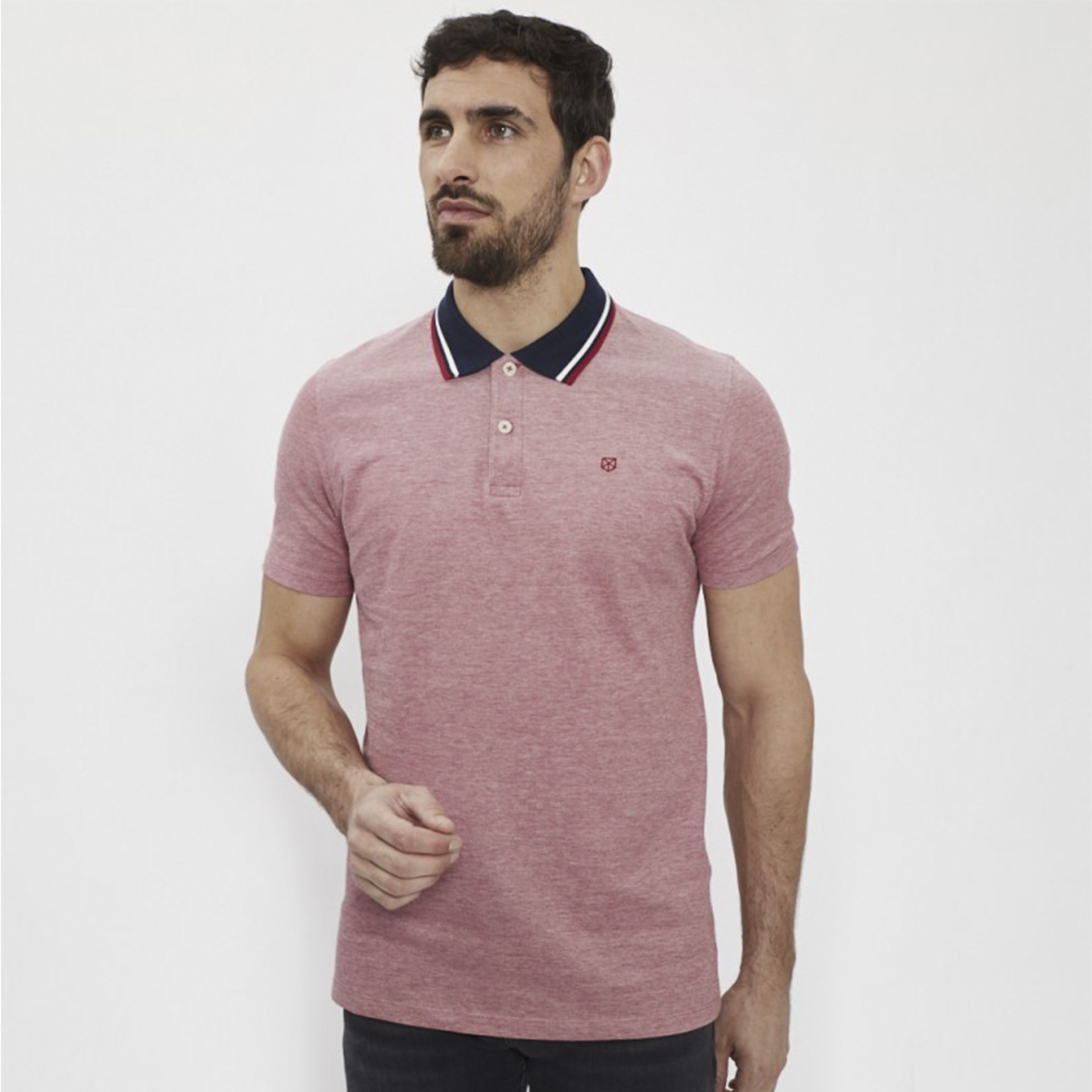 Homem com polo rosa com gola preta e detalhes vermelhos e brancos