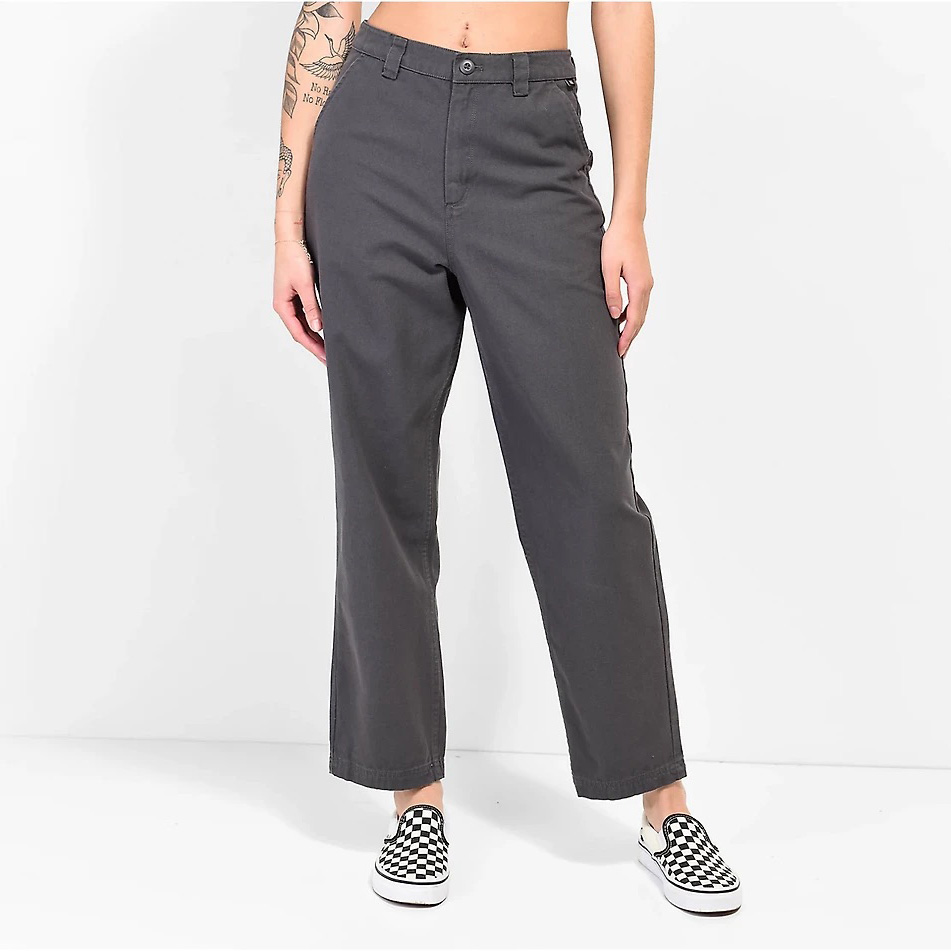 Calças pretas de cintura alta com ténis slip-on preto e branco